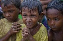 Rescue operation after Myanmar boats sink 