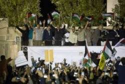 Jubilant crowds welcome Palestinian prisoners 