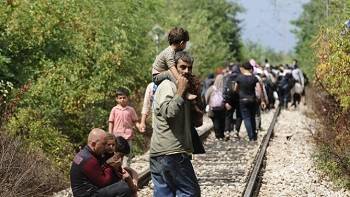 Macedonia allows hundreds of refugees to cross border