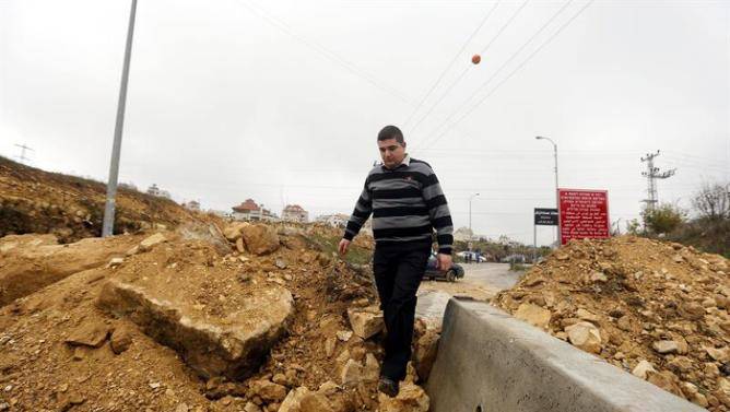 Israeli forces and settlers besiege Hebron