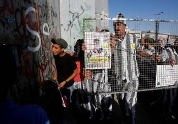 Palestinian prisoners in Israel suspend hunger strike