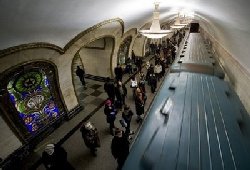 Moscow metro blasts kill dozens 