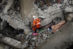 Cold grips China quake survivors 