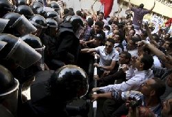 Egyptians protest over minimum wage 