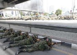 Thai army enters protest camp 