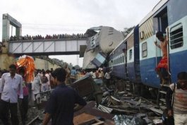 Scores dead in India train crash 