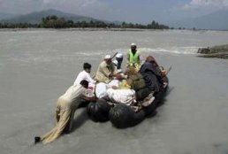 Pakistanis flee as more towns flood