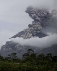 Indonesian volcano forces flight cancellations