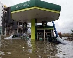 Thousands flee Albania floods 