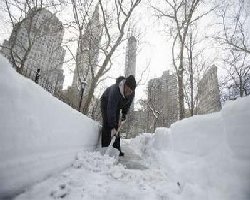 Snow storm paralyses US Northeast 