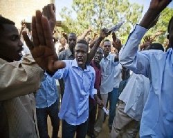 Sudan police clash with protesters 