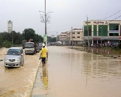 Thousands displaced in deadly Malaysia floods 