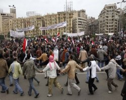 Egypt protesters hold their ground 