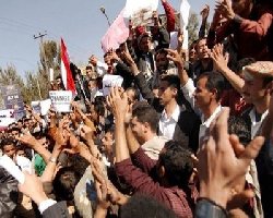 Yemen protesters clash with police 