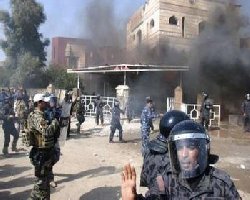 Iraqis attack government offices 