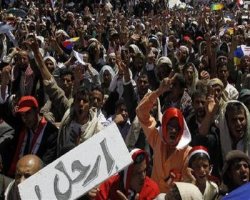 Yemen police storm protest site 